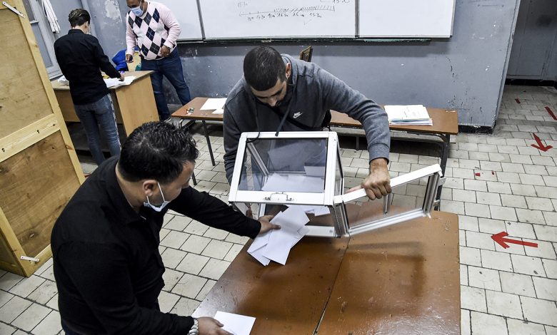 كورونا والتمسك بمطالب الحراك يضعفان من إقبال الجزائريين على صناديق الاستفتاء على دستور تبون