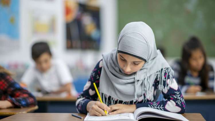 القضاء يحسم في منع تلميذة محجبة من دخول مدرسة تابعة للبعثة الفرنسية ...