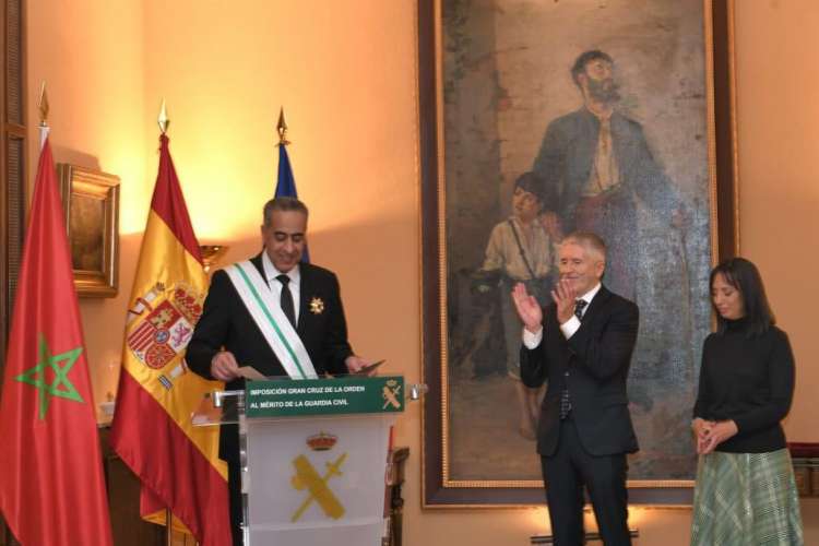 ‎وزير الداخلية الإسباني يوشح حموشي بأرفع أوسمة الاستحقاق للحرس المدني الإسباني