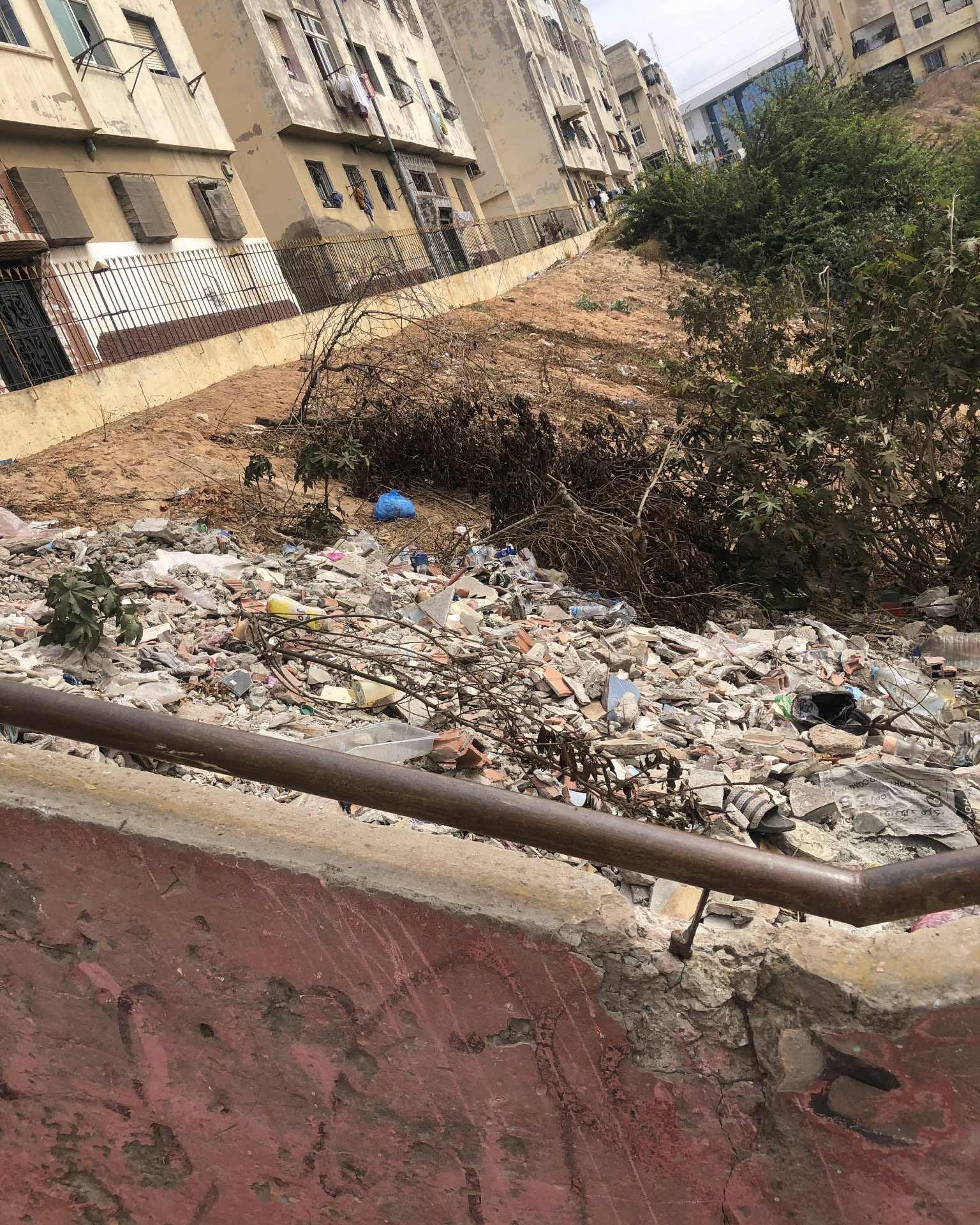 عين السبع …. سكان يشتكون من تراكم الأزبال وانتشار الحشرات الضارة