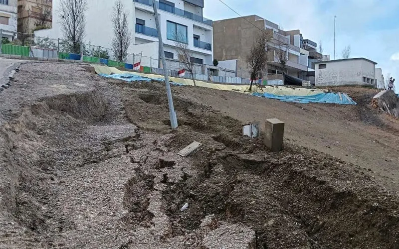 سكان حي بطنجة يشتكون انجراف التربة