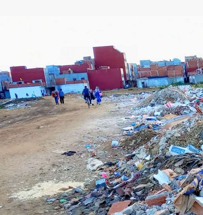 استياء من انتشار الأزبال ومخلفات البناء بمرتيل بعد صفقة نظافة كلفت الملايير