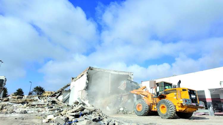 سلطات مقاطعة عين الشق تهدم مركزا للفحص التقني ومستودعات لبيع مواد البناء