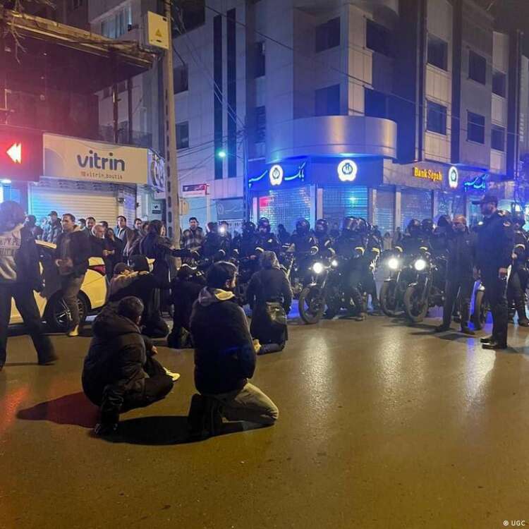 الشارع الإيراني يشتعل والاحتجاجات تكمل أسبوعها الثاني