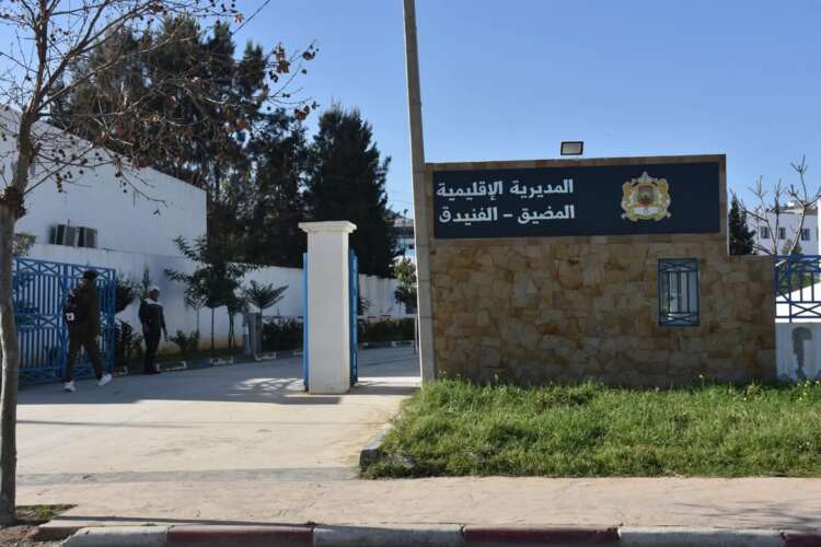 إهمال التشوير أمام مدارس بالمضيق