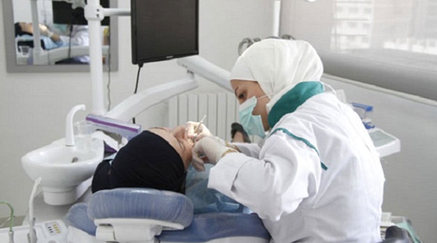 قانون المهنة يحيي الخلاف بين أطباء وصانعي الأسنان
