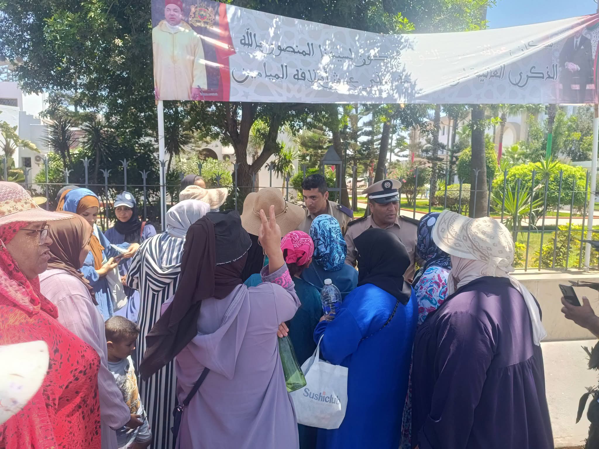 احتجاج لنساء دوار اسماعلة أمام عمالة عين الشق احتجاج لنساء دوار اسماعلة أمام عمالة عين الشق