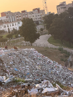 إغراق محيط مقبرة بنفايات البناء بطنجة إغراق محيط مقبرة بنفايات البناء بطنجة